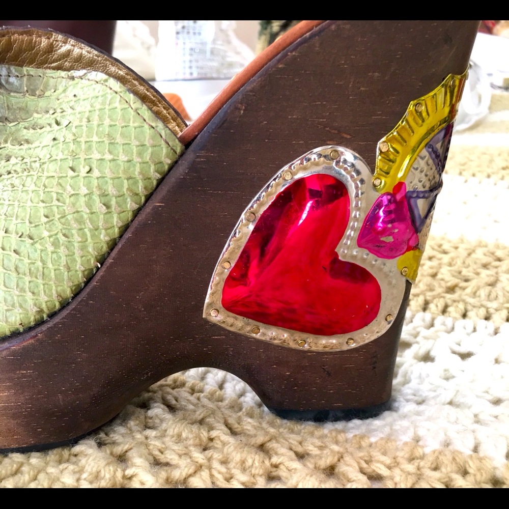 Signature Report INCREDIBLE wedge sandals!!!